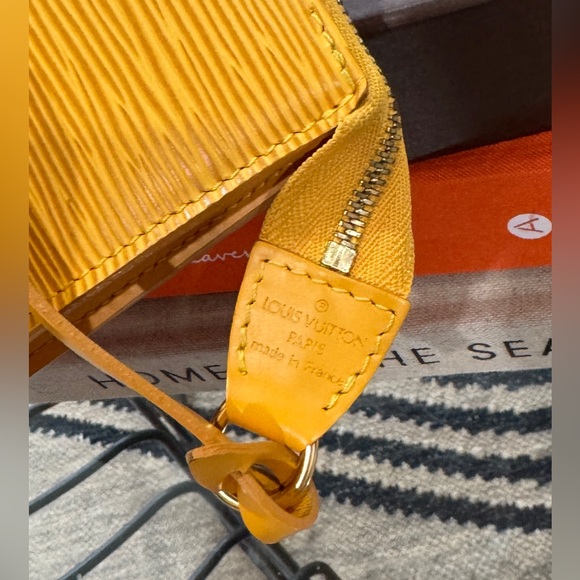 ⭐️SALE⭐️LOUIS VUITTON Epi Leather Pochette. Excellent condition in Yellow. - Picture 6 of 10